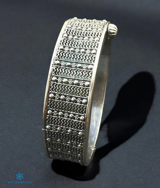 The Muktika Silver Antique Openable Bracelet(Size/2.3)