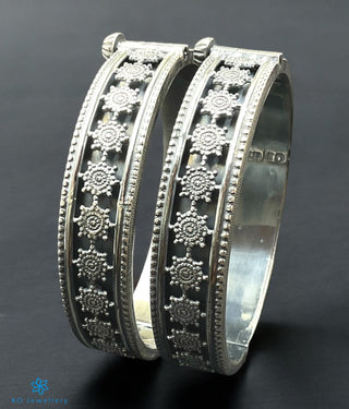 The Manikya Silver Antique Openable Bracelet (Oxidised/Size/2.4)