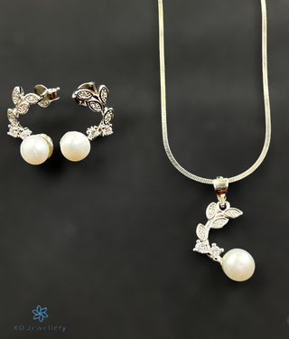 The Viha Silver Pearl Pendant Set