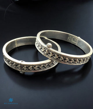 The Yudhvan Silver Antique Openable Bracelet (Oxidised/Size/2.4/2.6)