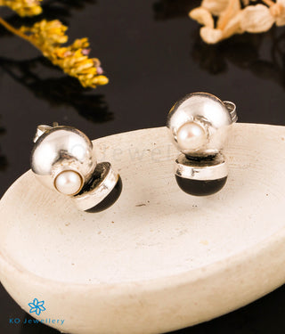 The Nura Silver Ear-Studs (Pearl)